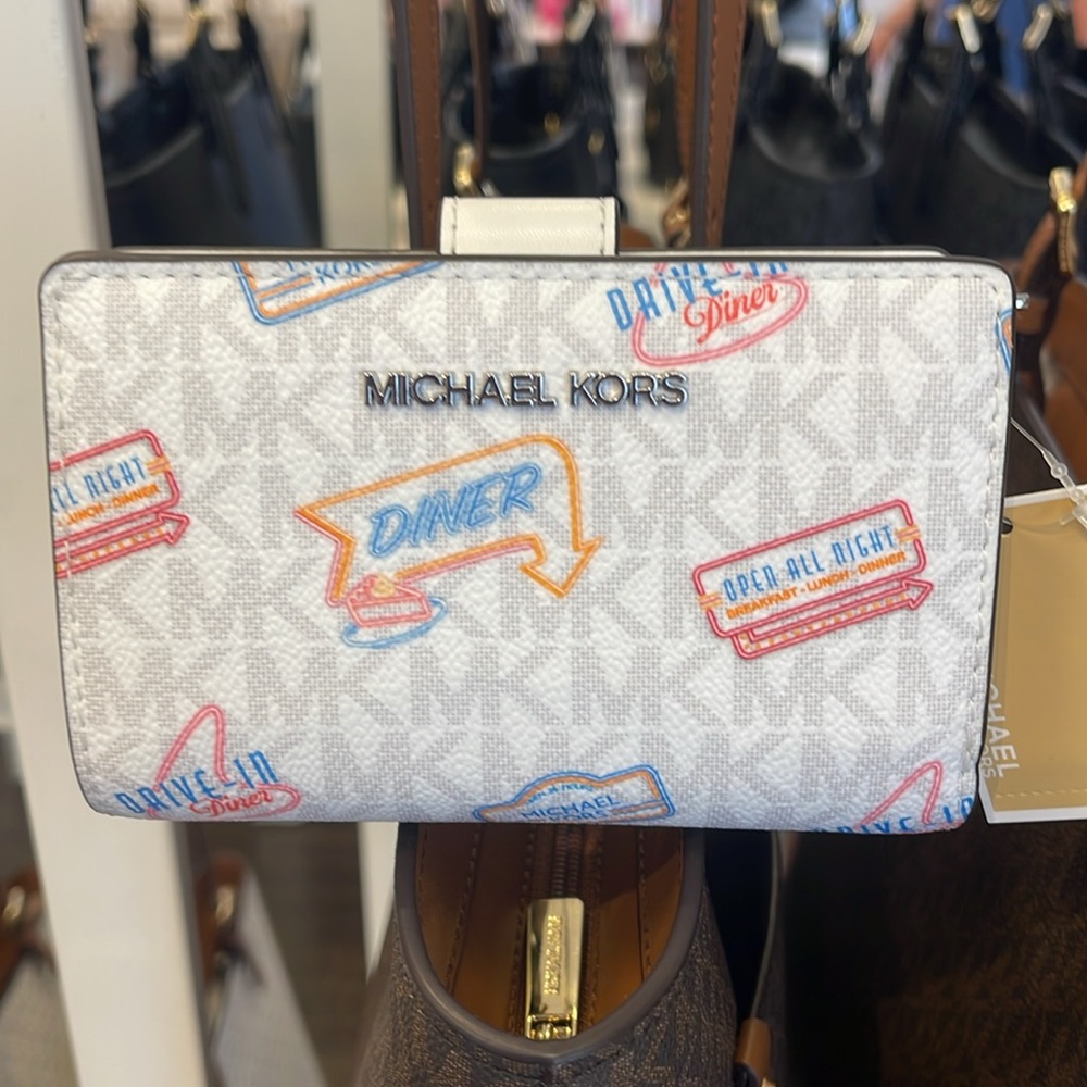 Michael Kors Jet Set Travel Md Printed Signature Logo Bi-Fold Wallet
Optic White - Picture 13 of 16